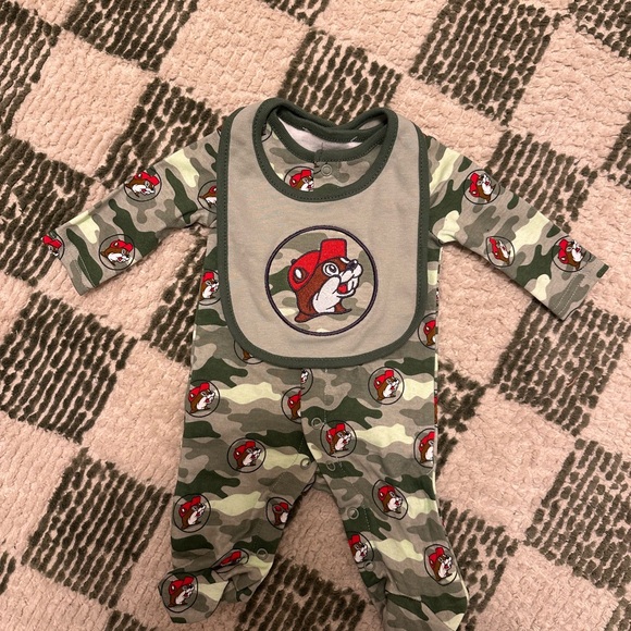 Buc-ee's Baby Sleeper with Bib Set - Picture 1 of 3